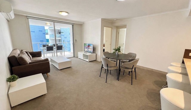 Prime Loc River Glimpse 2BR Walk to CBD w/Parking in Brisbane City