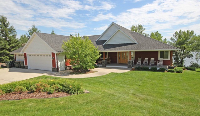 PRIVATE Luxury Lake Home with 5+ BR and Gourmet Kitchen-22 Foot Pontoon Included in Alexandria