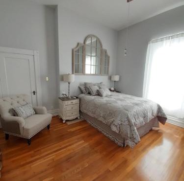 Queens Chamber w King Heavenly Bed at Nottingham Place in Wise in Wise