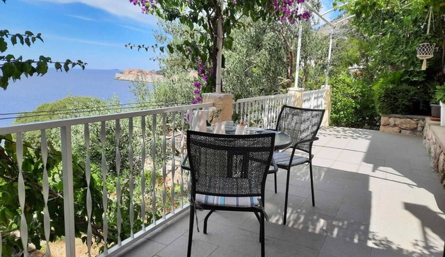 Quiet seclusion with splendid views offering proximity to Old Town and the sea in Dubrovnik