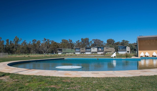 River Chillin - Waterfront holiday home with boat ramp and private pontoon in Moama