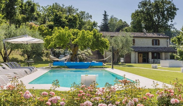 Scenic villa with heated pool in Sant'ippolito