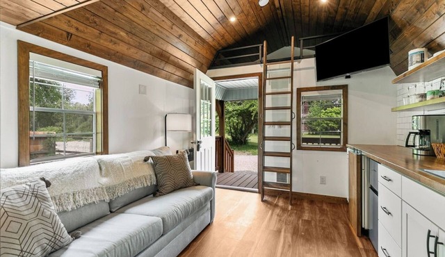 Skykomish River Tiny Home | Fire Pit, River Access in Monroe
