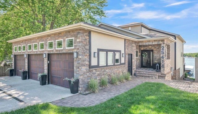 Spacious 3-bedroom lake front house in Okoboji in Spirit Lake