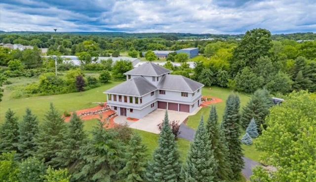Spacious 4-bedroom house in Baraboo near Devil's Lake and Wisconsin Dells in Baraboo