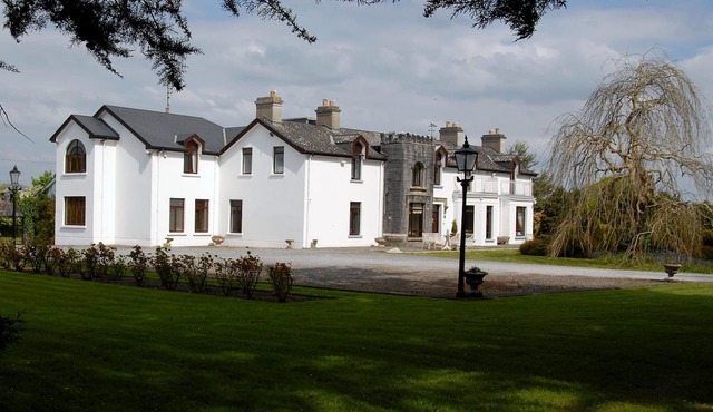 Spacious 6-Bedroom Country Retreat for Families & Groups, Near Galway City in Galway