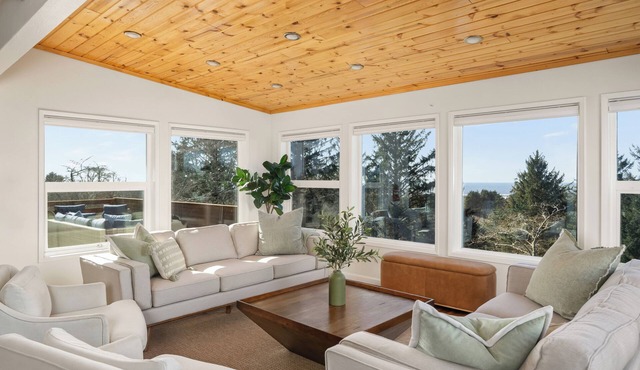 Spacious Coastal Retreat Hot Tub Ocean View 3 King Bedrooms in Neskowin