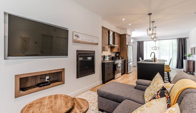 Spacious comfortable 1 bedroom shared pool hot tub lake Memphrémagog in Magog