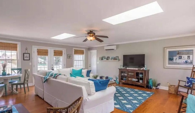 Spacious Home Close to the Beach and Bay - 5 bedroom w/Separate In-Law Suite! in Ocean View