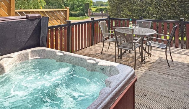 Spacious lodge with one double with en suite shower and one twin. in Easingwold