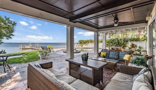 Spectacular Tropical Gulf Front 5 Bdrm, 4,200 sq ft home, Heated pool & hot tub. in Crystal Beach