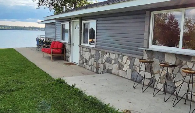 Stay for a while & live the lake front life-style! in Lac la Nonne