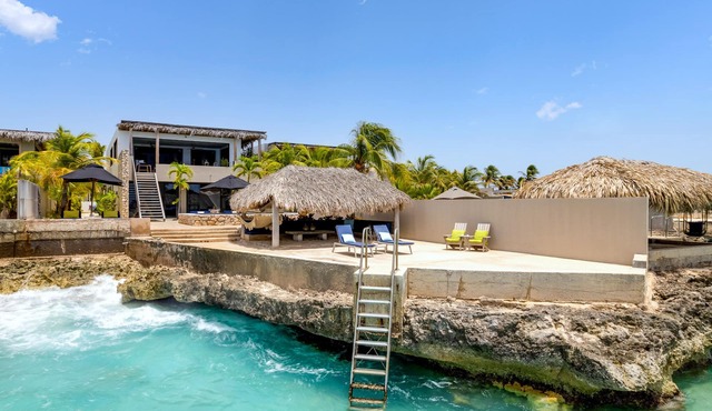 Stunning and Stylish Oceanfront Villa Punto Perfecto on Bonaire in Kralendijk
