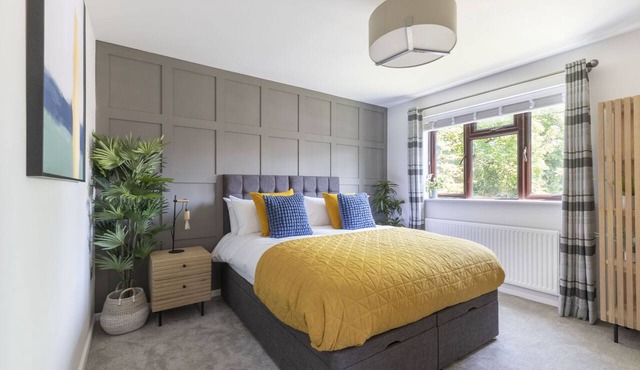 Stunning Five Bed Detached Home with Hot Tub in Gloucestershire