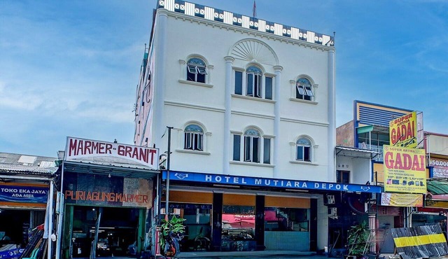 Stylish DBL Suite Escape W/Free WiFi and Parking in Depok
