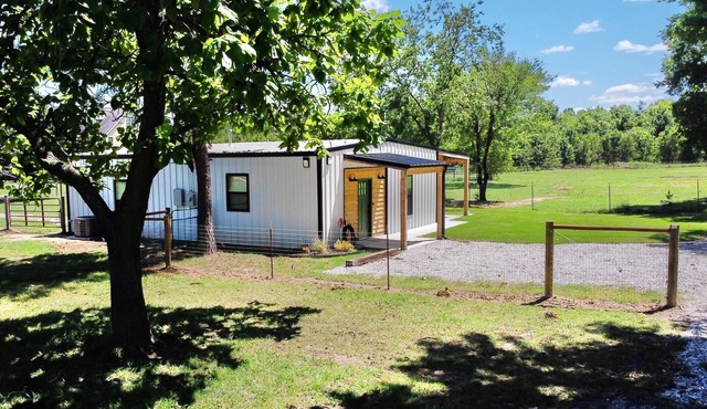 The charming Scissortail Farmhouse on land with hot tub minutes from downtown! in Tulsa