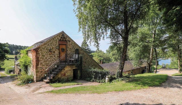 THE IVY BARN, pet friendly, character holiday cottage in Kirk Ireton in Ashbourne