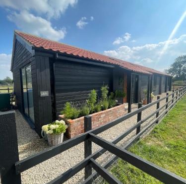 The Old Potting Shed - 2 bed cottage with hot tub in Low Catton