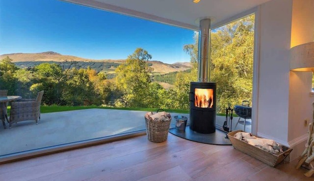 The Tractor Shed- Elevated Hot Tub with Loch Views in Acharn
