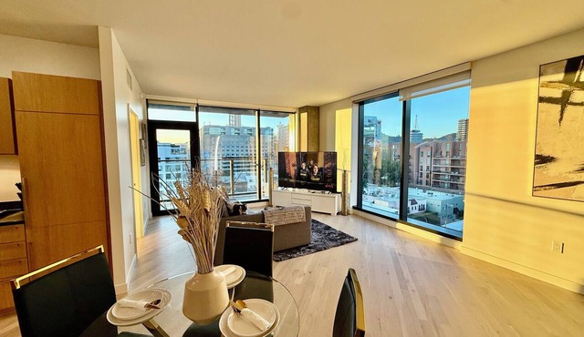 Unique & Spacious Hollywood Walk of Fame Penthouse in Los Angeles
