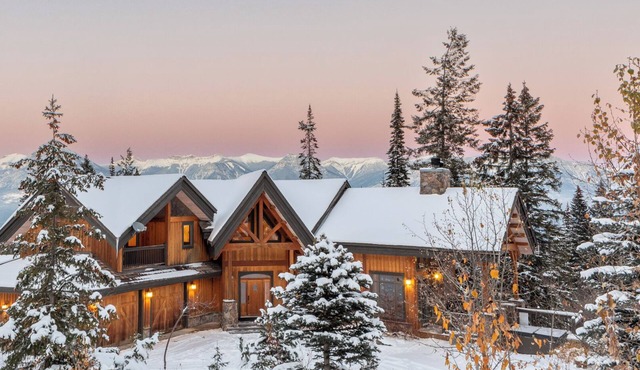 Valleyview Chalet: 5-bedroom luxury mountain home in Golden