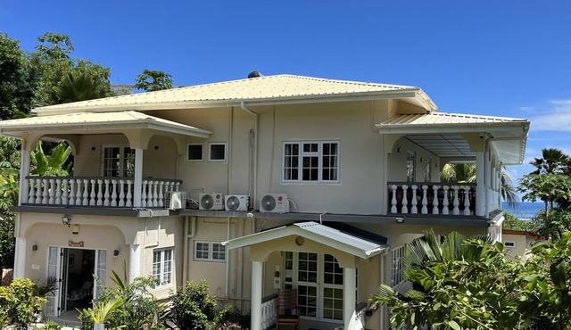 Versatile Villa, Swimming Pool, Treedeck, Hassle-free holiday, 8adults+kids free in Anse Royale