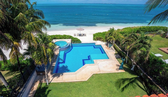 Villa Serena | 6BR | Beachfront & Private Pool in Cancún