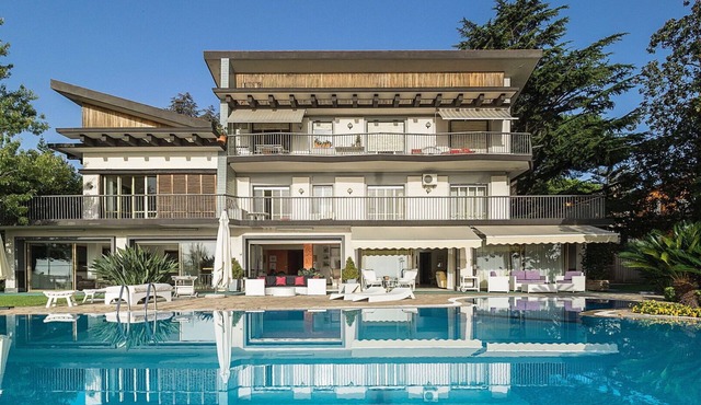 Villa with pool and stunning views, 22 sleeps! in Trecastagni
