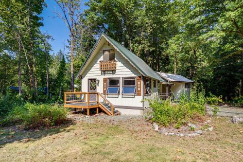 Walk to Skykomish River: Wooded Escape w/Fire Pit in Gold Bar