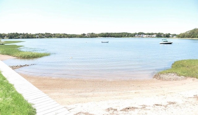 Waterfront comfy 2BD cottage w/direct access to private beach & amazing Bayview in Onset