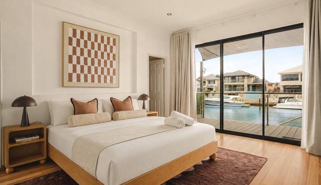 Waterfront Halls Head Retreat – Sleeps 8, Spa & Home Theatre in Halls Head