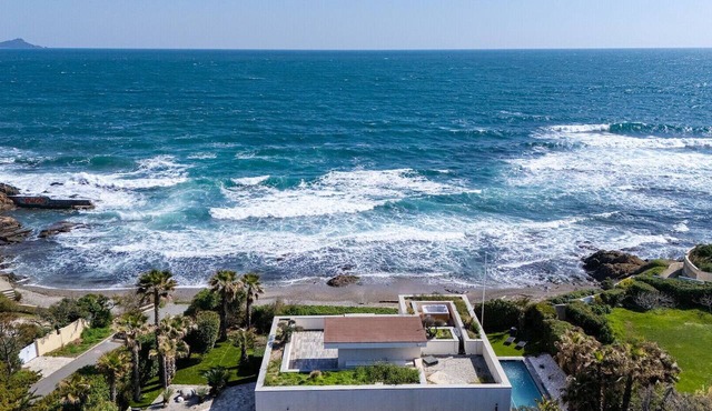 Waterfront luxury villa with a pool and shops within walking distance. in Saint-Aygulf