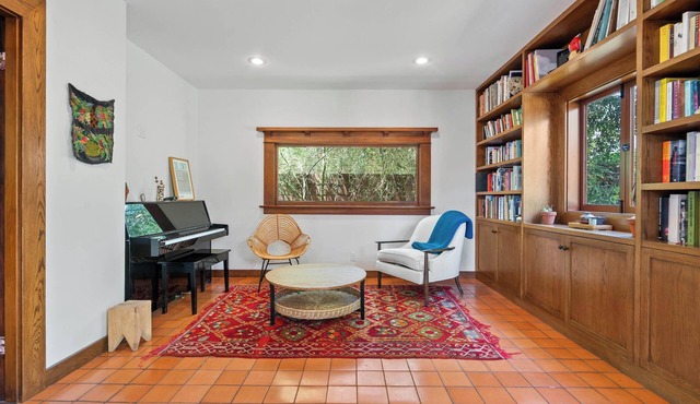 West Adams 4BR | Hot Tub + Craftsman Charm | C&C in Los Angeles