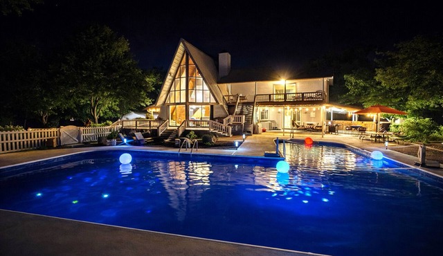 Whispering Way Lake Retreat in Kingston