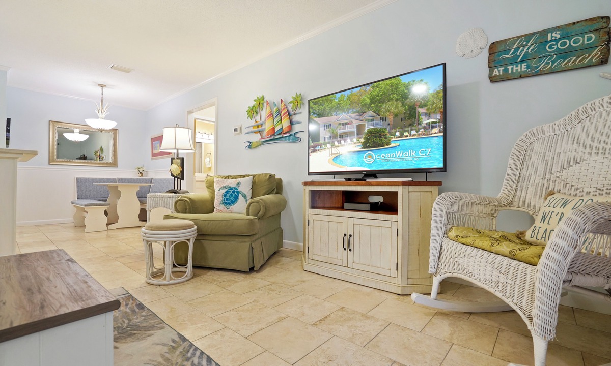 Demere Park Condo | 1BR Ground Floor Condo with Screened-in Porch! Reduced rates for Fall 2026!