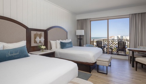 Room, 2 Queen Beds, Roll-in Shower (Partial Coastal View)