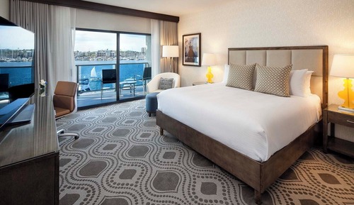 Room, 1 King Bed, Mobility Accessible, Marina View (Roll-in Shower)
