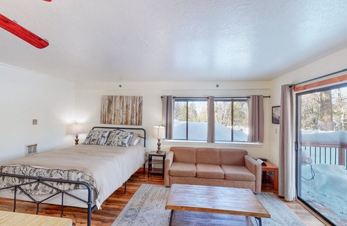 Yosemite West Condo | Lovely studio in Yosemite with kitchenette & balcony - near Badger Pass & Valley