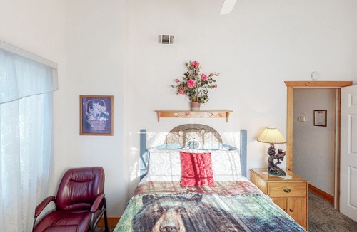 Yosemite West House | Cozy cottage inside Yosemite National Park with patio - near skiing