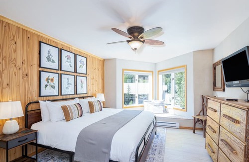 Telluride Condo | Top Floor Bay Window, Mountain & River Views + Pool & Hot Tub