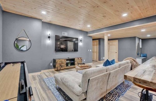 Blakeslee Cabin | Lake Lux | Lakefront Log Cabin | Hot Tub | Sauna