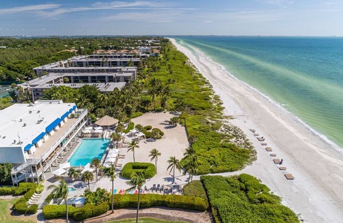 Sanibel Hotel | Tranquil Island Getaway with Scenic Views, Beach Walks & Kayak Rentals