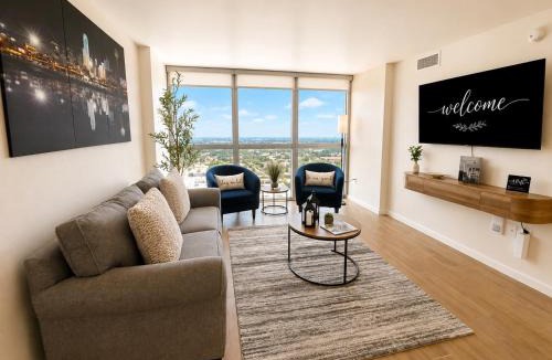 Fort Myers River District Apartment | Luxury Skyline Views Pool Walk to Dining