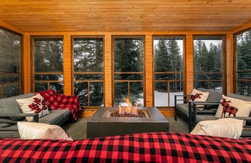 Jasper East Ski Chalet | 2 minute Drive to Jasper National Park