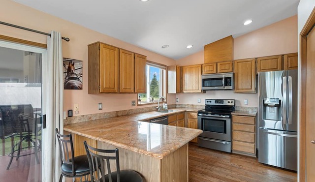 Peaceful country setting with Pickleball Court in Monroe