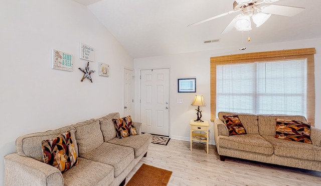 Charming dog-friendly home with pool access, screened patio, cozy deck & W/D in Southport