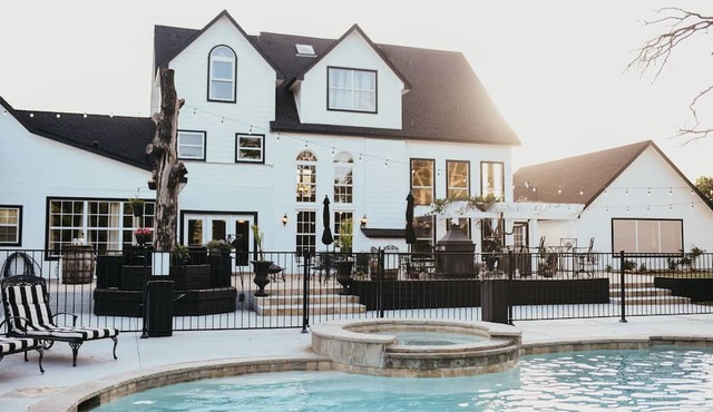 Towering Oaks Event & Retreat Center in Valley View