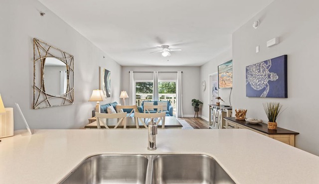 First Floor Condo Walk to Beach Sleeps 4 in Mexico Beach