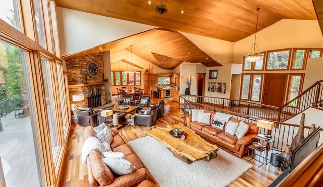 ICONIC Eagle Lodge | Pool + Private Hot Tub | Ski In/Out – CLOSEST House to Hill in Panorama