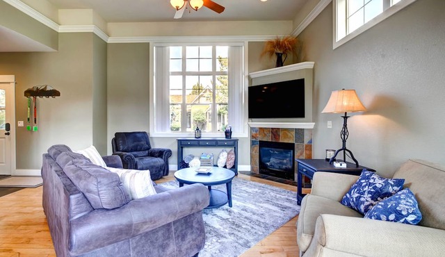 Eagle Crest Retreat, HOT TUB, Dogs OK, EV Charger in Redmond